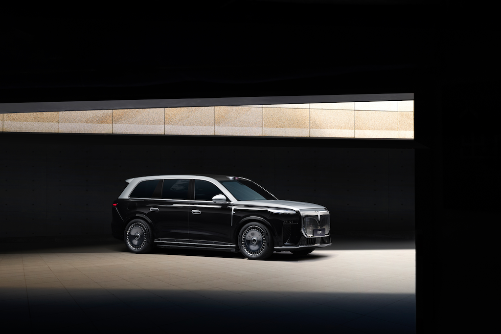 开百万豪车，看国产旗舰SUV！岚图门店掀起“豪车车主看车潮”