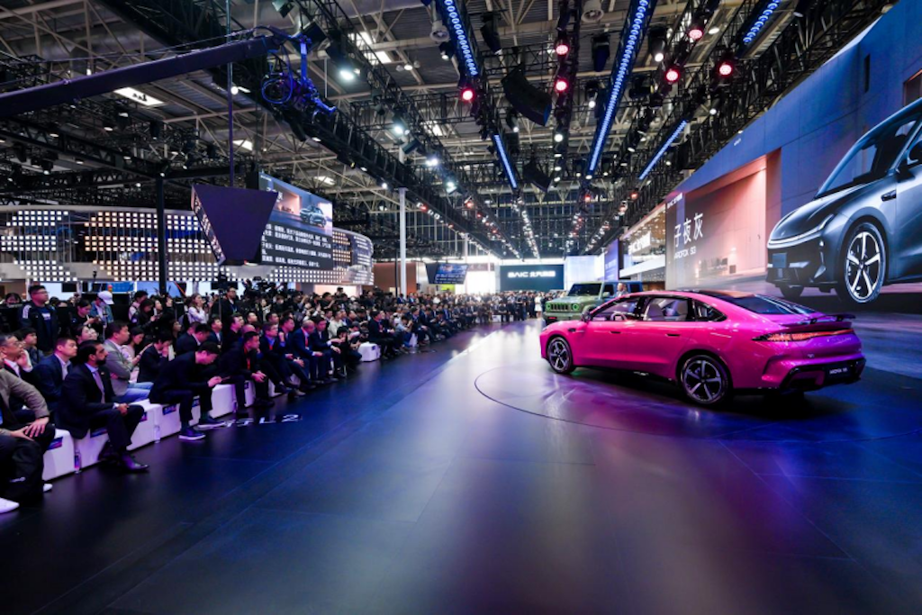 大空间越级纯电家轿极狐S3正式开启预售6.48万元起